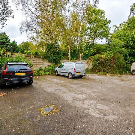 Manchester Comfortable 3 Bedroom House, Free Parking, Wifi & Disneyplus Worsley Eksteriør bilde