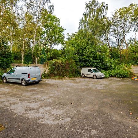 Manchester Comfortable 3 Bedroom House, Free Parking, Wifi & Disneyplus Worsley Eksteriør bilde