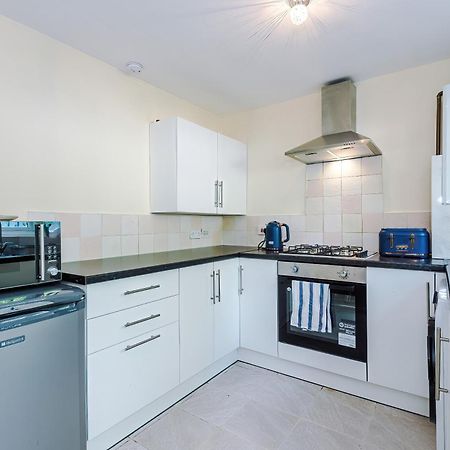 Manchester Comfortable 3 Bedroom House, Free Parking, Wifi & Disneyplus Worsley Eksteriør bilde