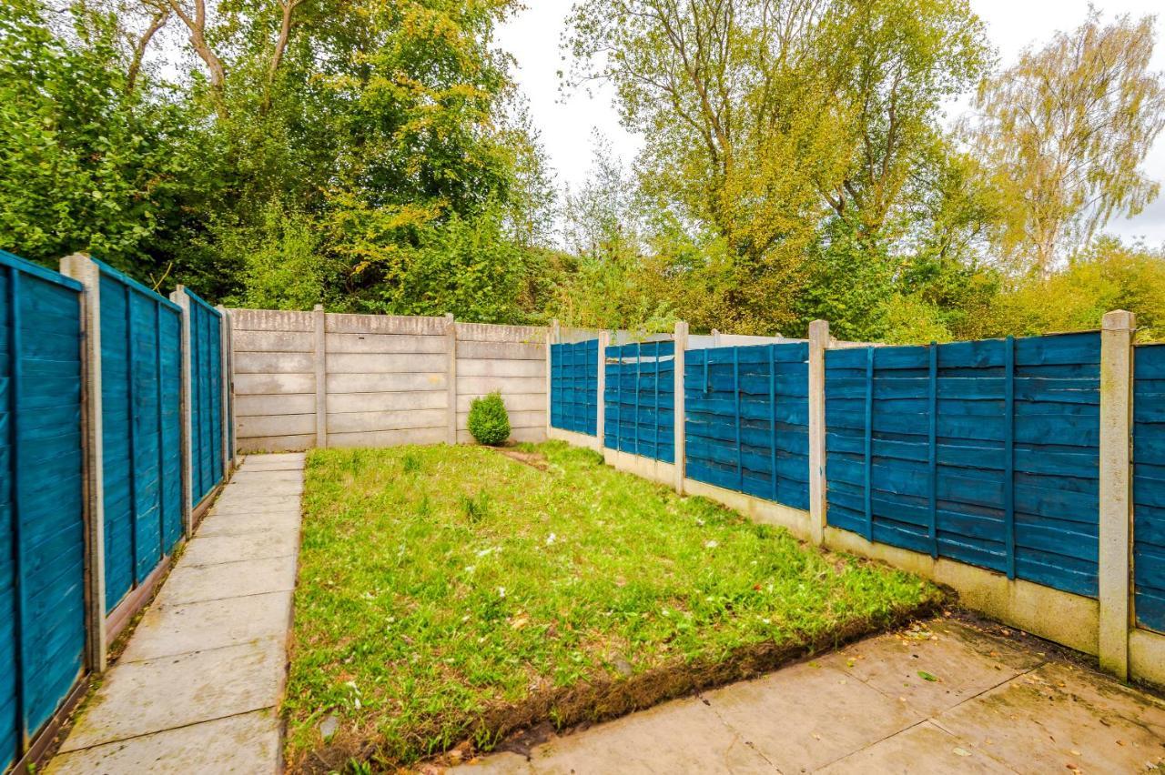 Manchester Comfortable 3 Bedroom House, Free Parking, Wifi & Disneyplus Worsley Eksteriør bilde