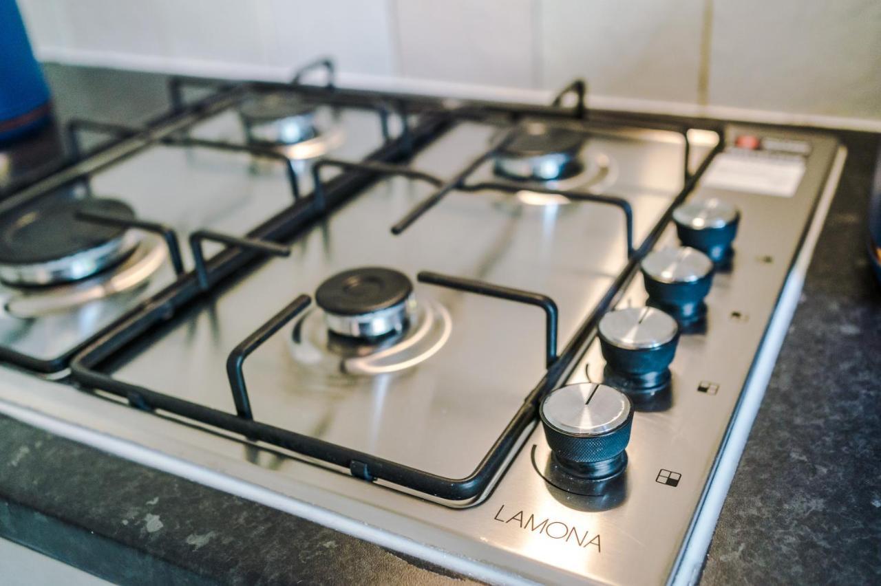 Manchester Comfortable 3 Bedroom House, Free Parking, Wifi & Disneyplus Worsley Eksteriør bilde