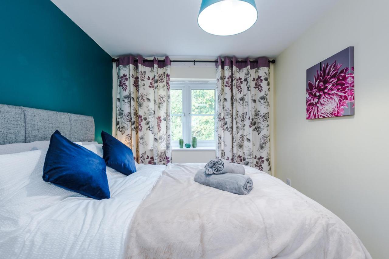 Manchester Comfortable 3 Bedroom House, Free Parking, Wifi & Disneyplus Worsley Eksteriør bilde