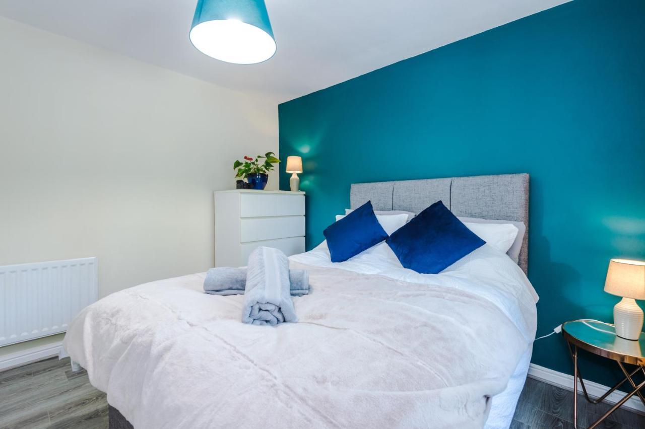 Manchester Comfortable 3 Bedroom House, Free Parking, Wifi & Disneyplus Worsley Eksteriør bilde