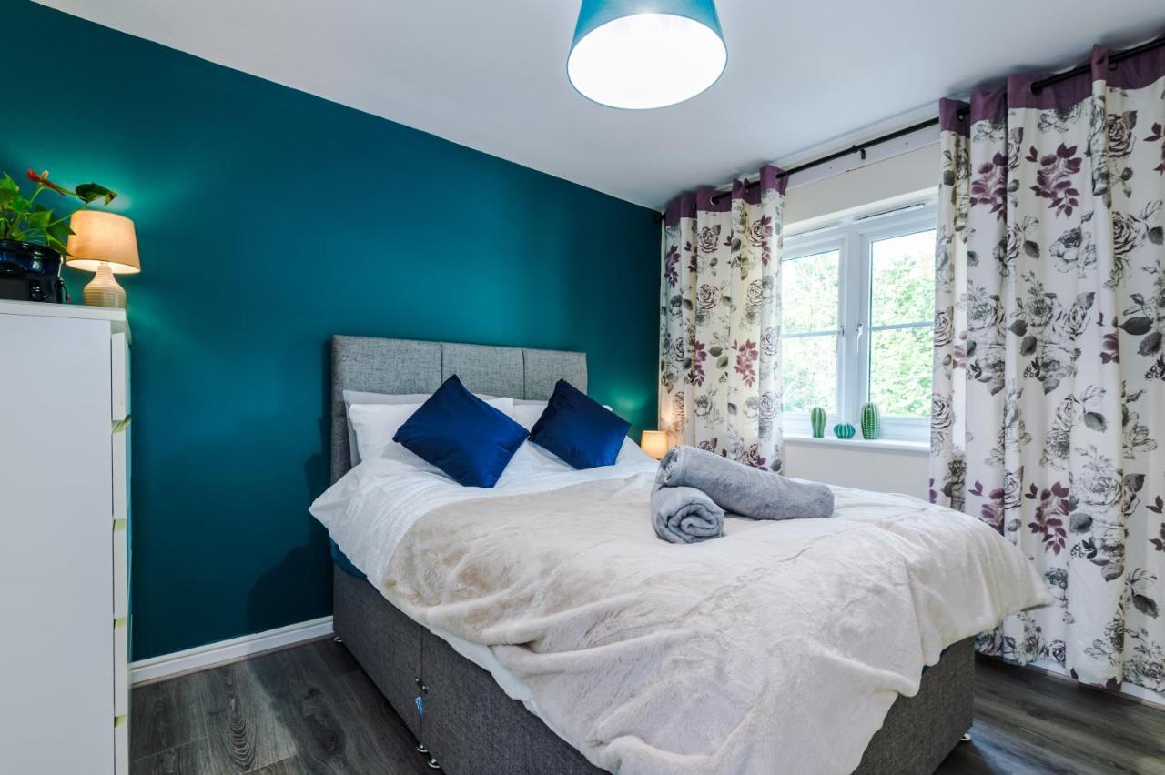Manchester Comfortable 3 Bedroom House, Free Parking, Wifi & Disneyplus Worsley Eksteriør bilde