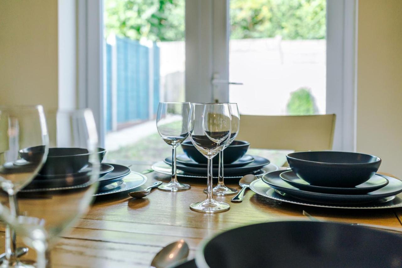 Manchester Comfortable 3 Bedroom House, Free Parking, Wifi & Disneyplus Worsley Eksteriør bilde