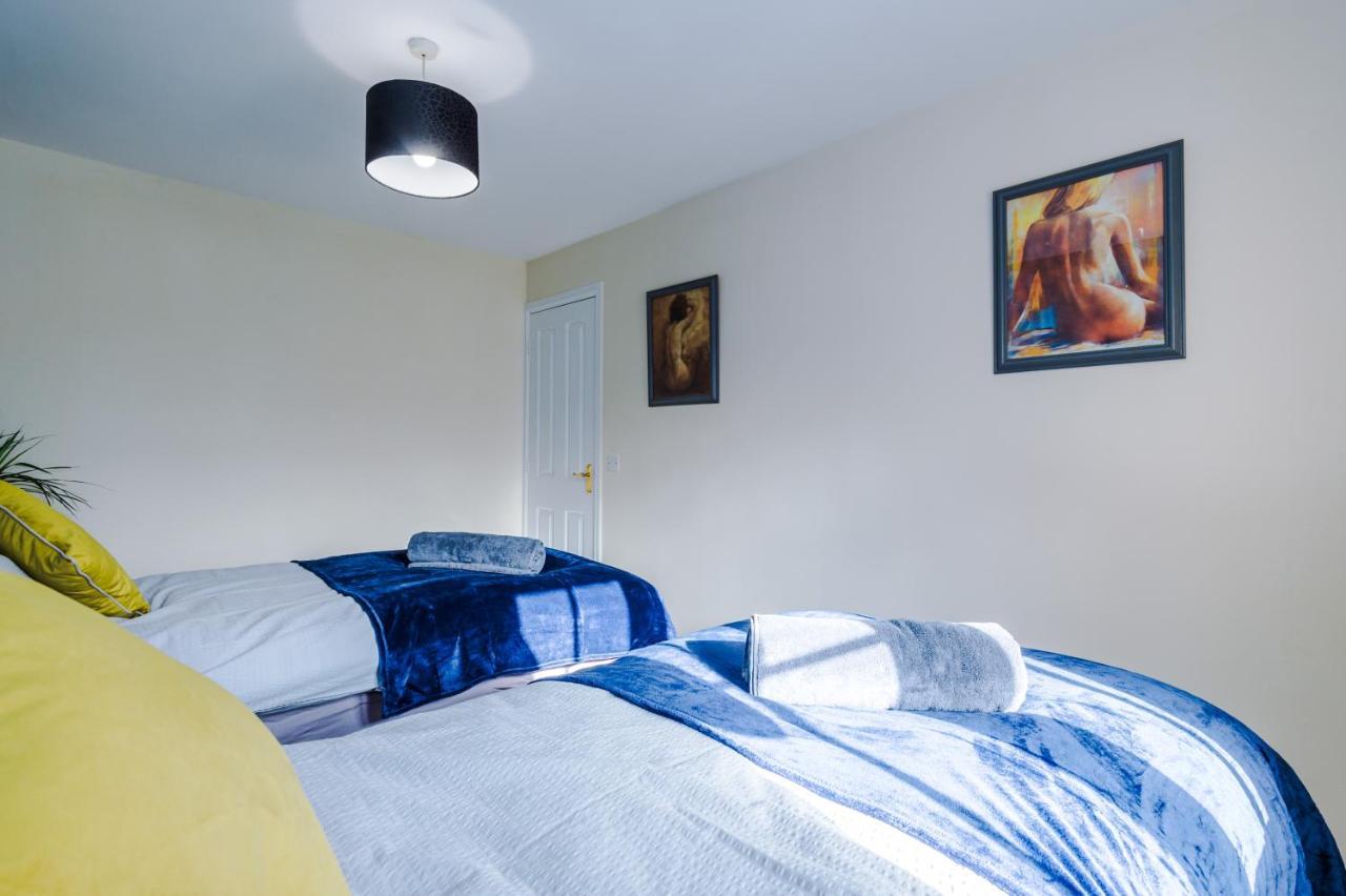 Manchester Comfortable 3 Bedroom House, Free Parking, Wifi & Disneyplus Worsley Eksteriør bilde