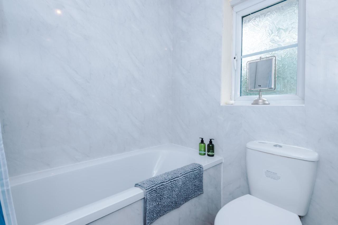 Manchester Comfortable 3 Bedroom House, Free Parking, Wifi & Disneyplus Worsley Eksteriør bilde