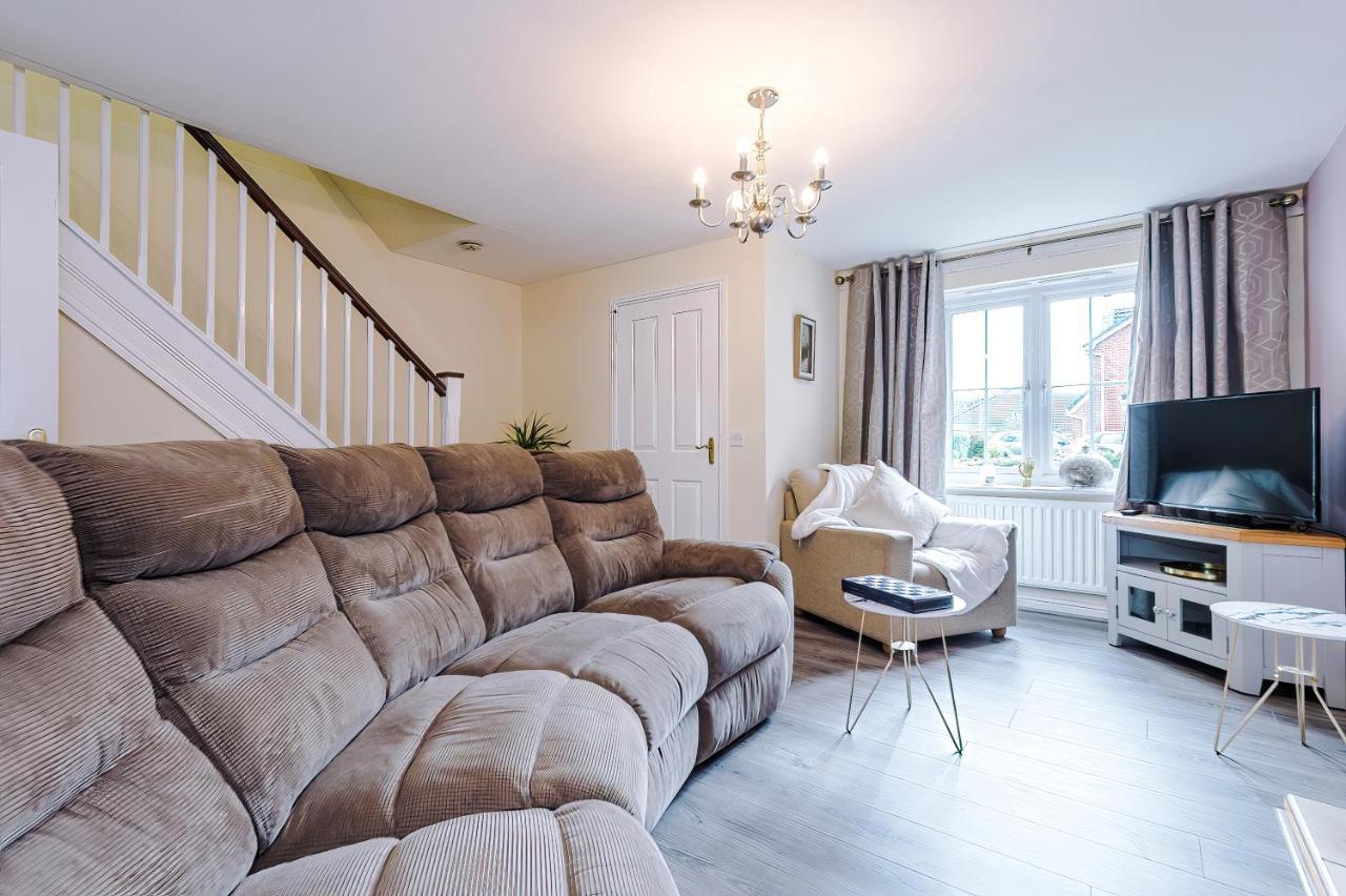 Manchester Comfortable 3 Bedroom House, Free Parking, Wifi & Disneyplus Worsley Eksteriør bilde
