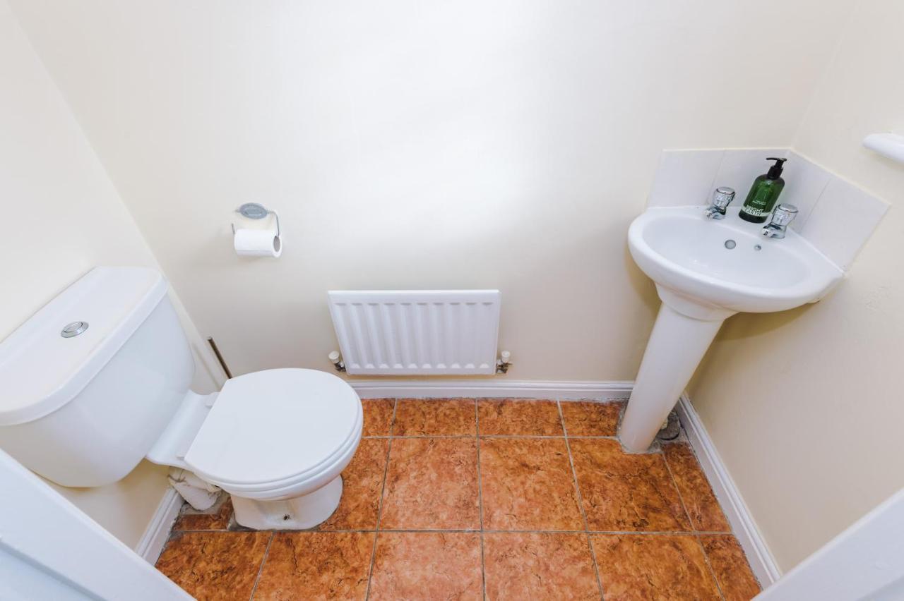 Manchester Comfortable 3 Bedroom House, Free Parking, Wifi & Disneyplus Worsley Eksteriør bilde