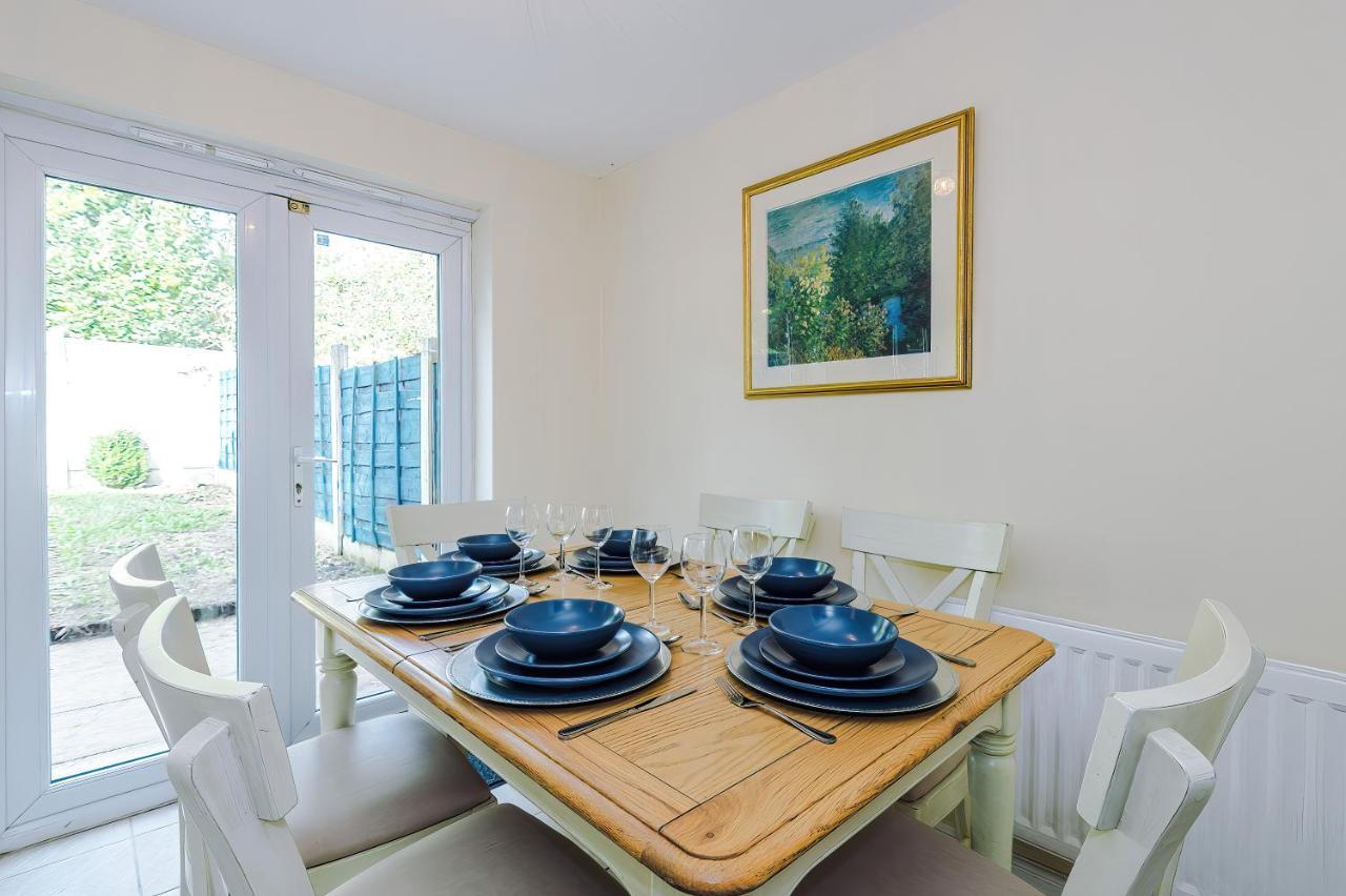 Manchester Comfortable 3 Bedroom House, Free Parking, Wifi & Disneyplus Worsley Eksteriør bilde
