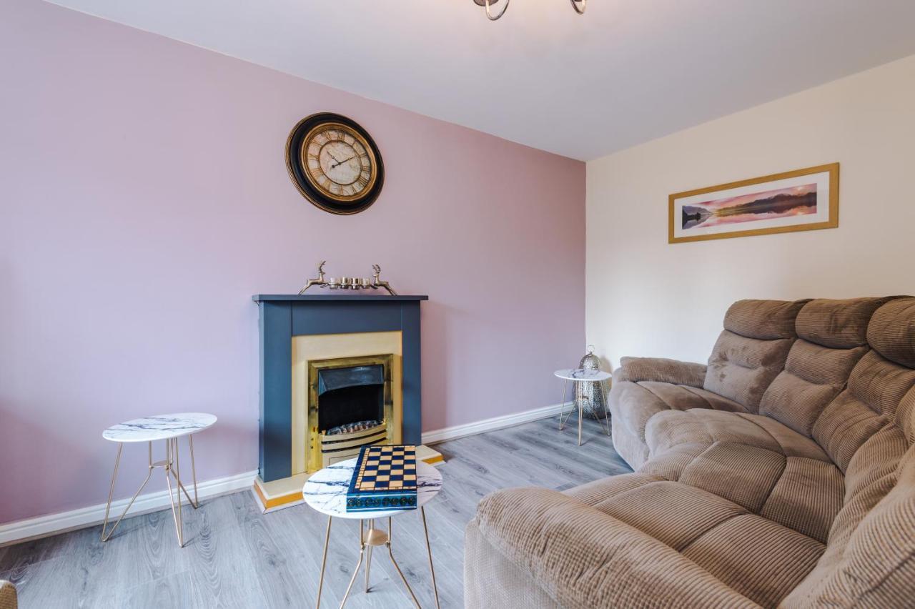 Manchester Comfortable 3 Bedroom House, Free Parking, Wifi & Disneyplus Worsley Eksteriør bilde