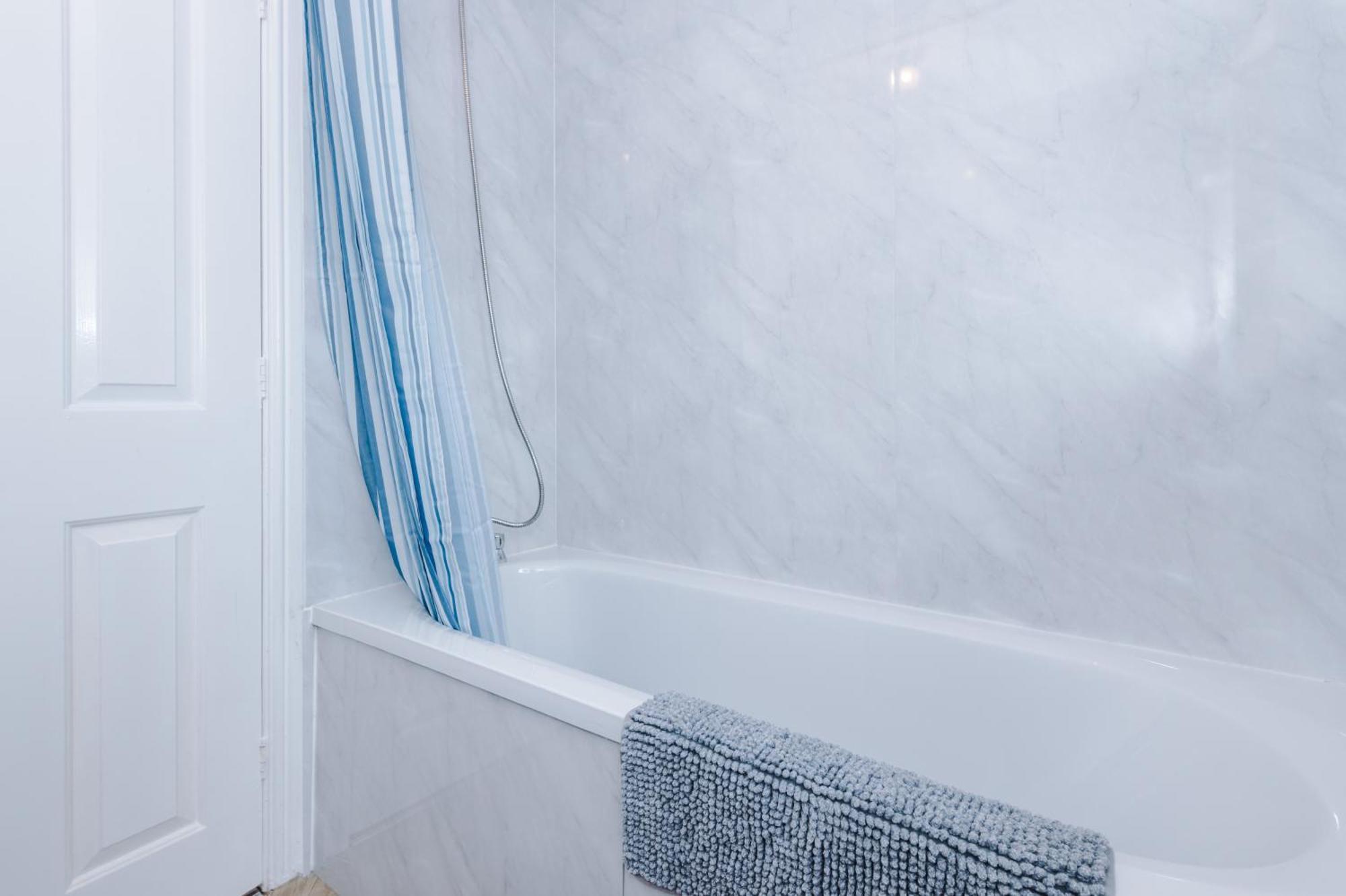 Manchester Comfortable 3 Bedroom House, Free Parking, Wifi & Disneyplus Worsley Eksteriør bilde